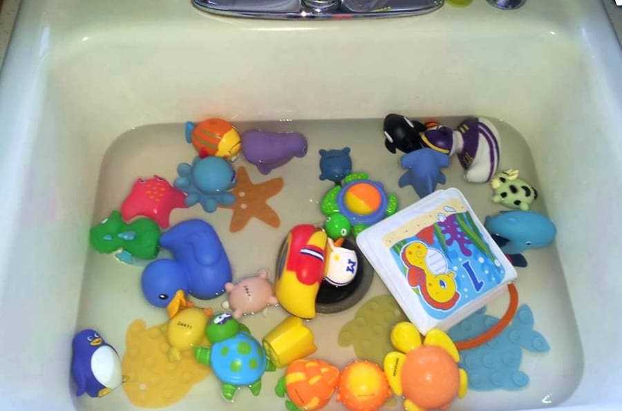 Как убрать плесень из игрушек для купания. как почистить резиновые игрушки для ванной внутри. предупреждение при дезинфекции детских игрушек