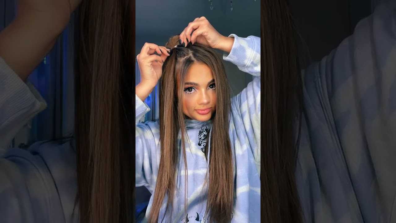 Мама делает прическу дочке