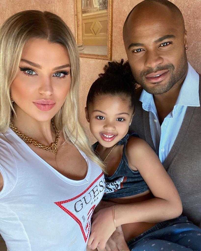 Дети, которых когда-то усыновили звезды: как они выглядят теперь? | кто?что?где?