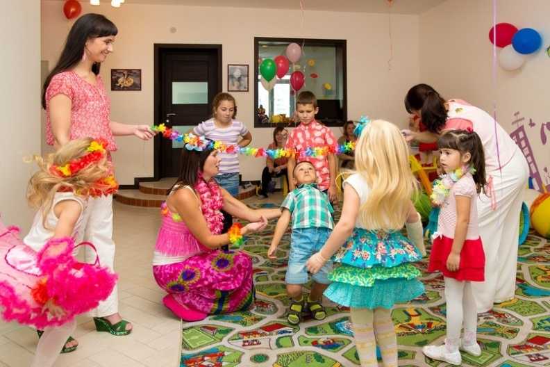 Плакат на 8 марта своими руками в школу учителям и детский сад маме, для воспитателей, женщинам-коллегам на работу, стенгазета к 8 марта