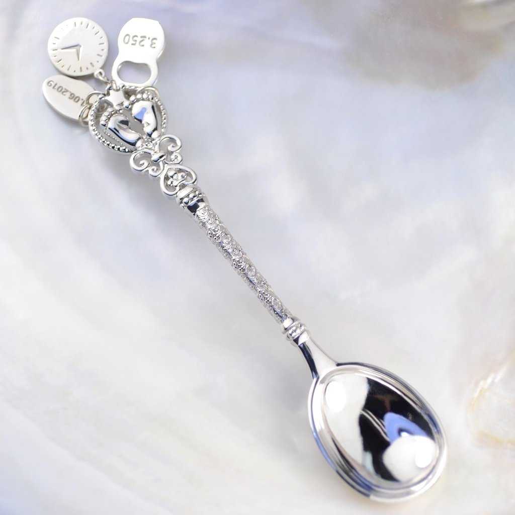 Серебряная ложка на первый зуб: в чем смысл давней традиции и есть ли польза