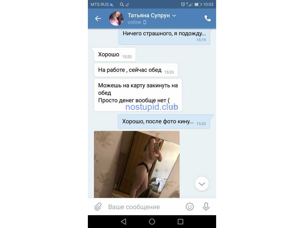 Мама делает прическу дочке