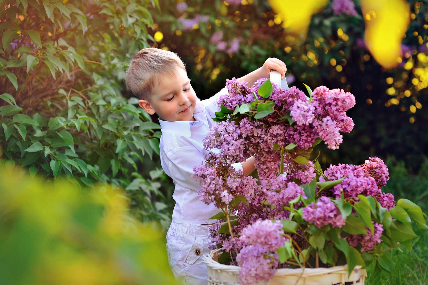 Мама делает прическу дочке