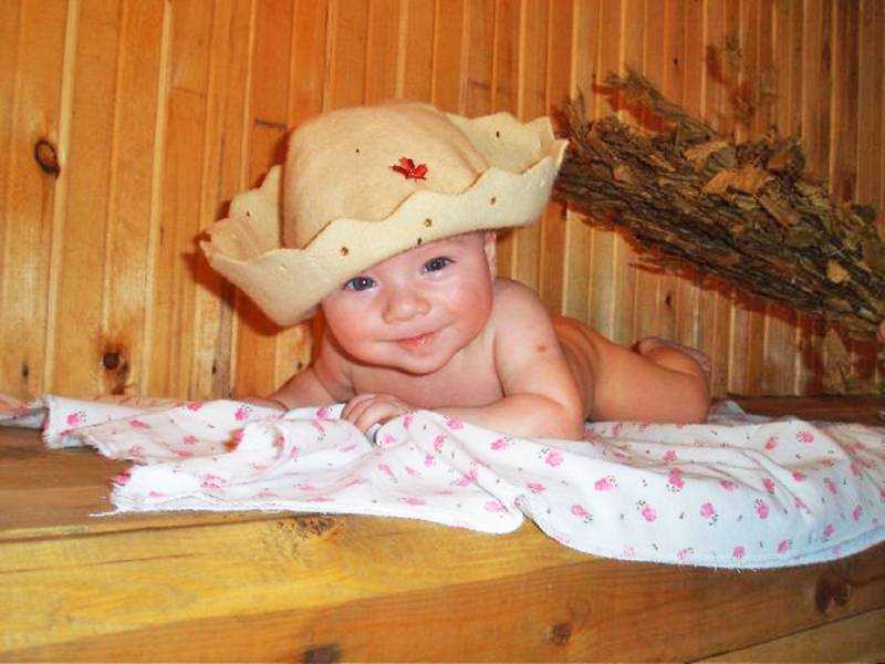 Младенец и парилка: когда можно начинать мыть малыша в бане