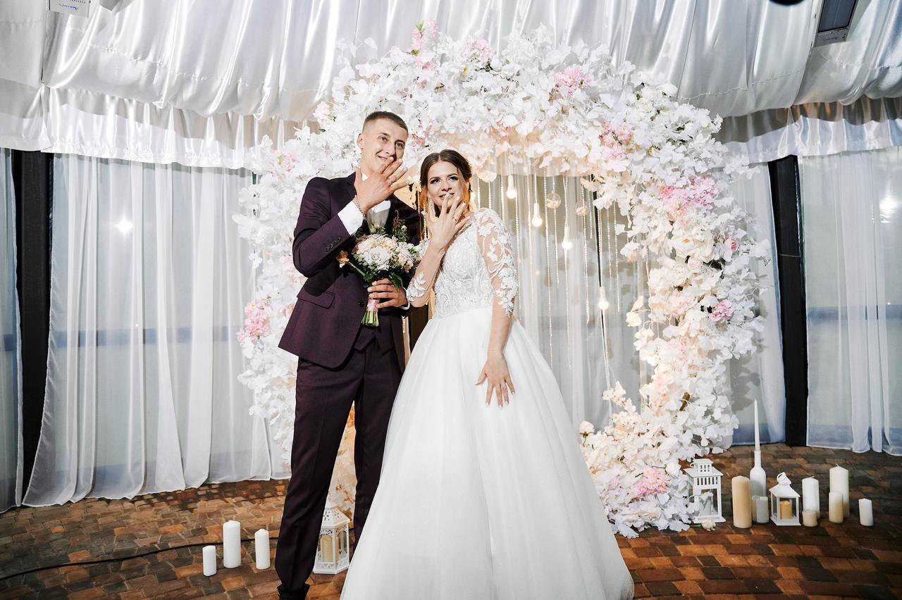 "арестуйте меня пожалуйста!": подписчики девушки из колумбии восхищаются красотой полицейского