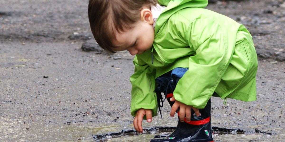 По лужам: вред и польза любимого детского развлечения.