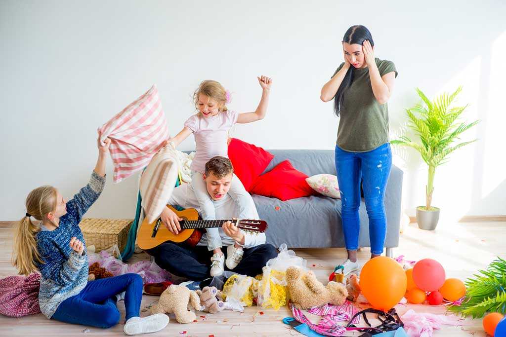 Мать и сын придумали забавную игру, для которой они использовали кухонную утварь и шарик для пинг-понга