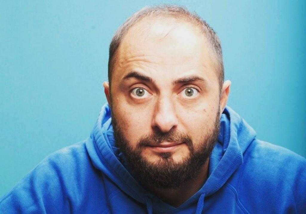 Мы превратились в спецназ: резидент Comedy Club Демис Карибидис — о жизни семьи после рождения 4 ребенка