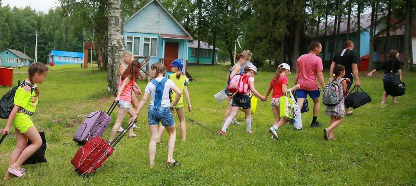 Что делать если ребенок просится домой из детского лагеря | мама и я
