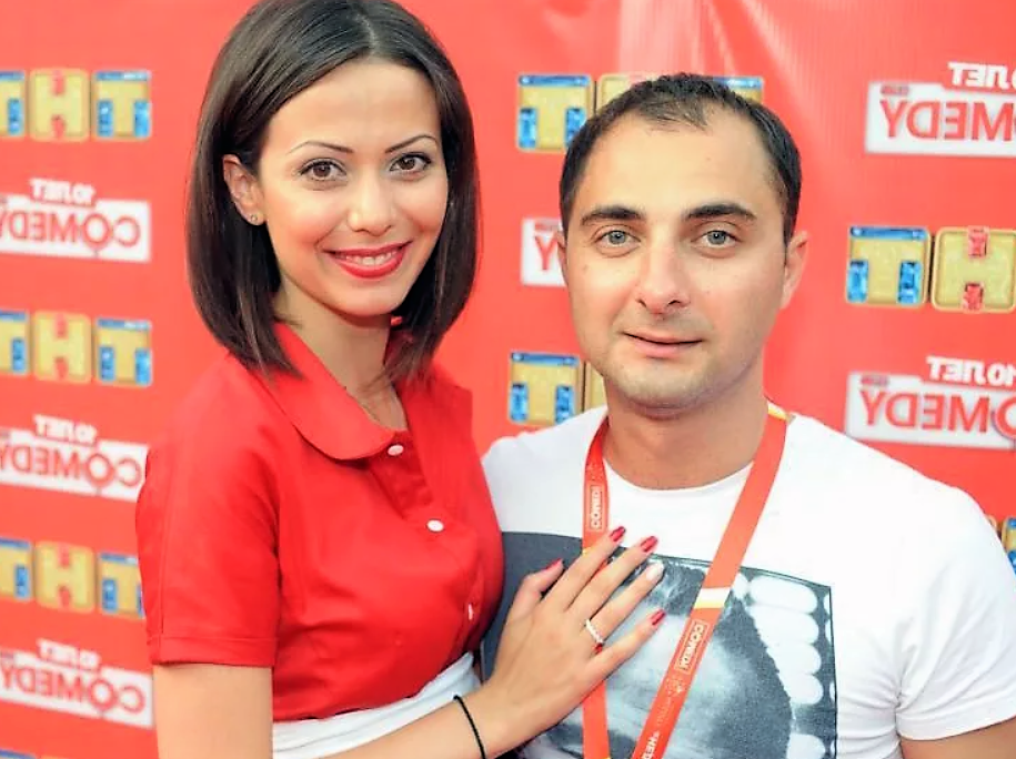 Камеди жених боец без правил. демис карибидис: биография резидента comedy club. учеба марины кравец