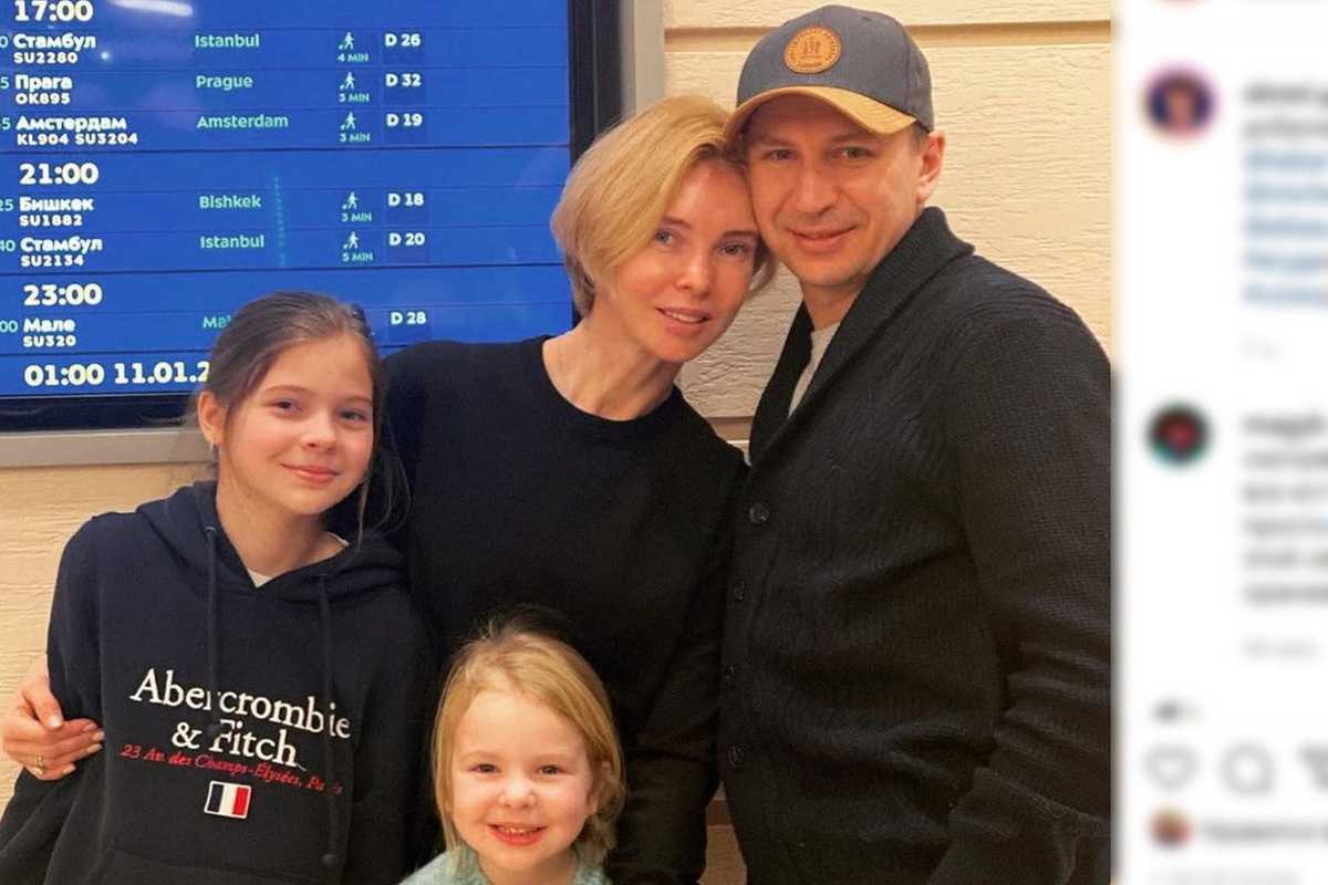 Поклонники восхищаются фото Татьяны Тотьмяниной с мужем и двумя дочками