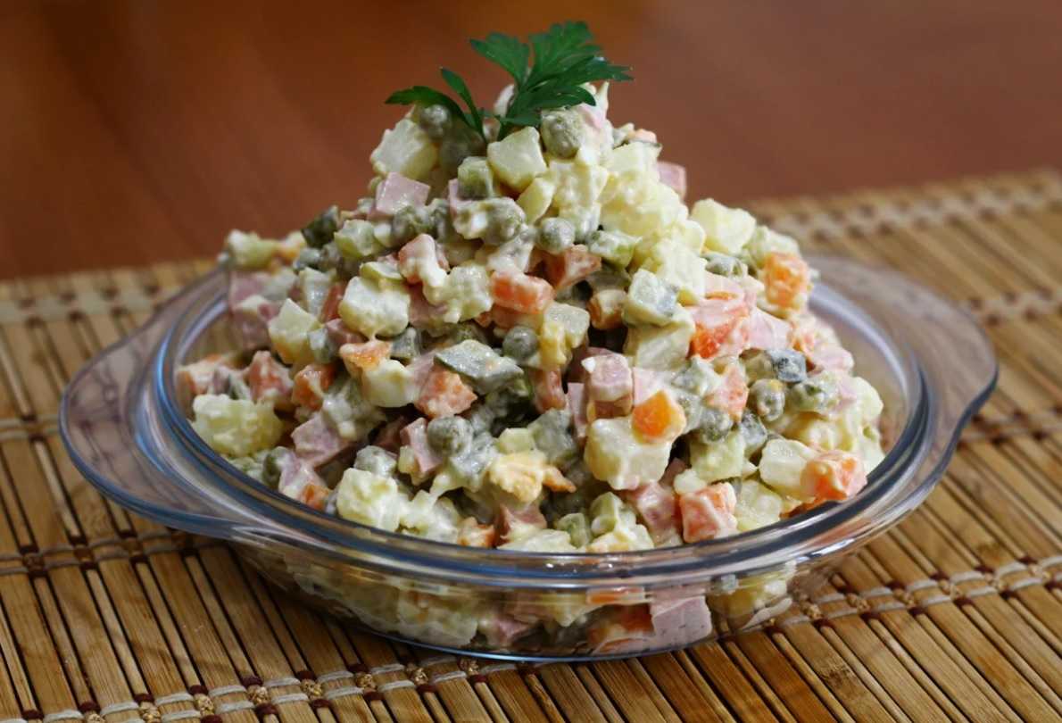 Оливье с колбасой: 7 очень вкусных салатов по классическим рецептам